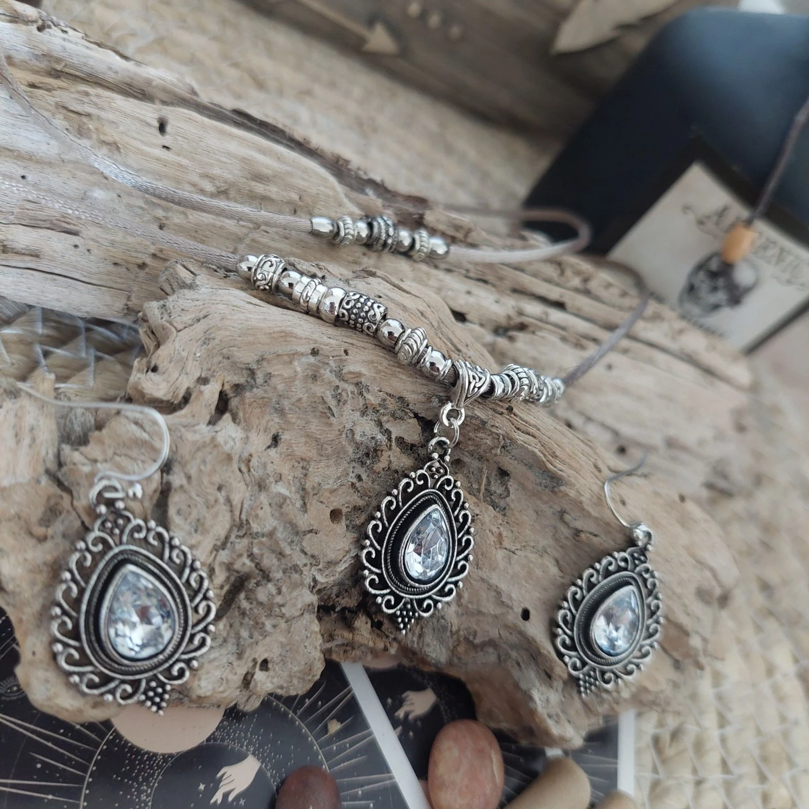Parure baroque de dos hilos, camafeo vintage con strass translúcidos, satén topo – photo 3